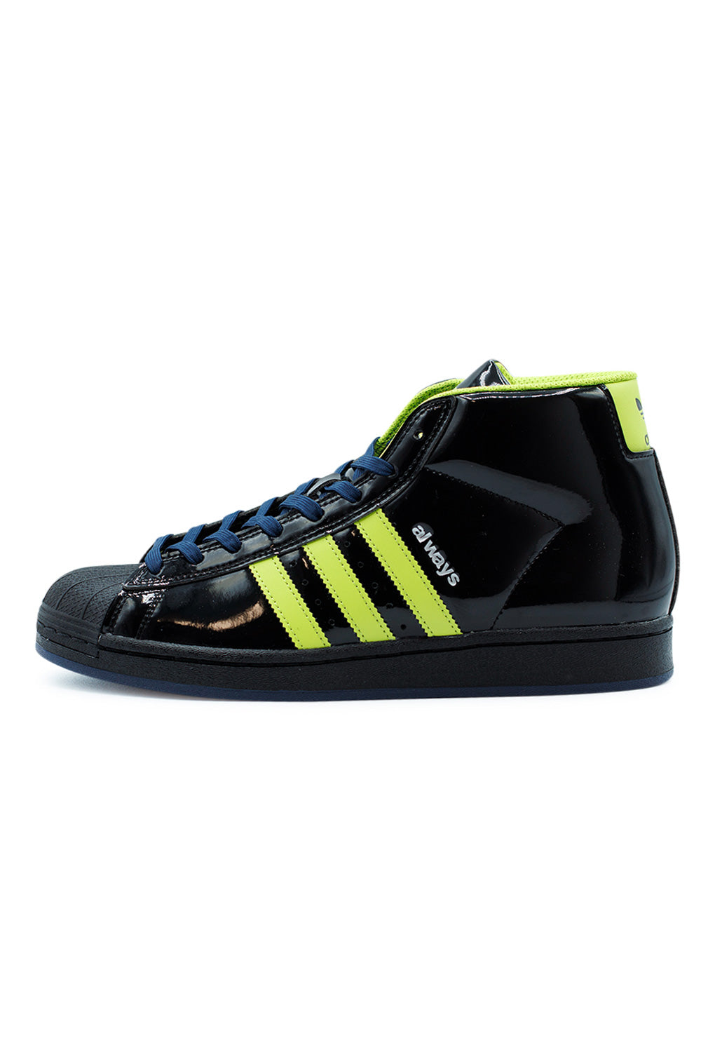 Seitenansicht des Adidas x Always Do What You Should Do Pro Model ADV mit glänzendem Leder in Core Black und auffälligen Neon-Streifen