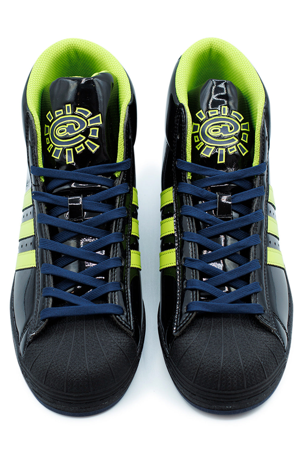 Vorderansicht des Schuhs mit klassischen Basketball-Elementen und modernem Design-Twist