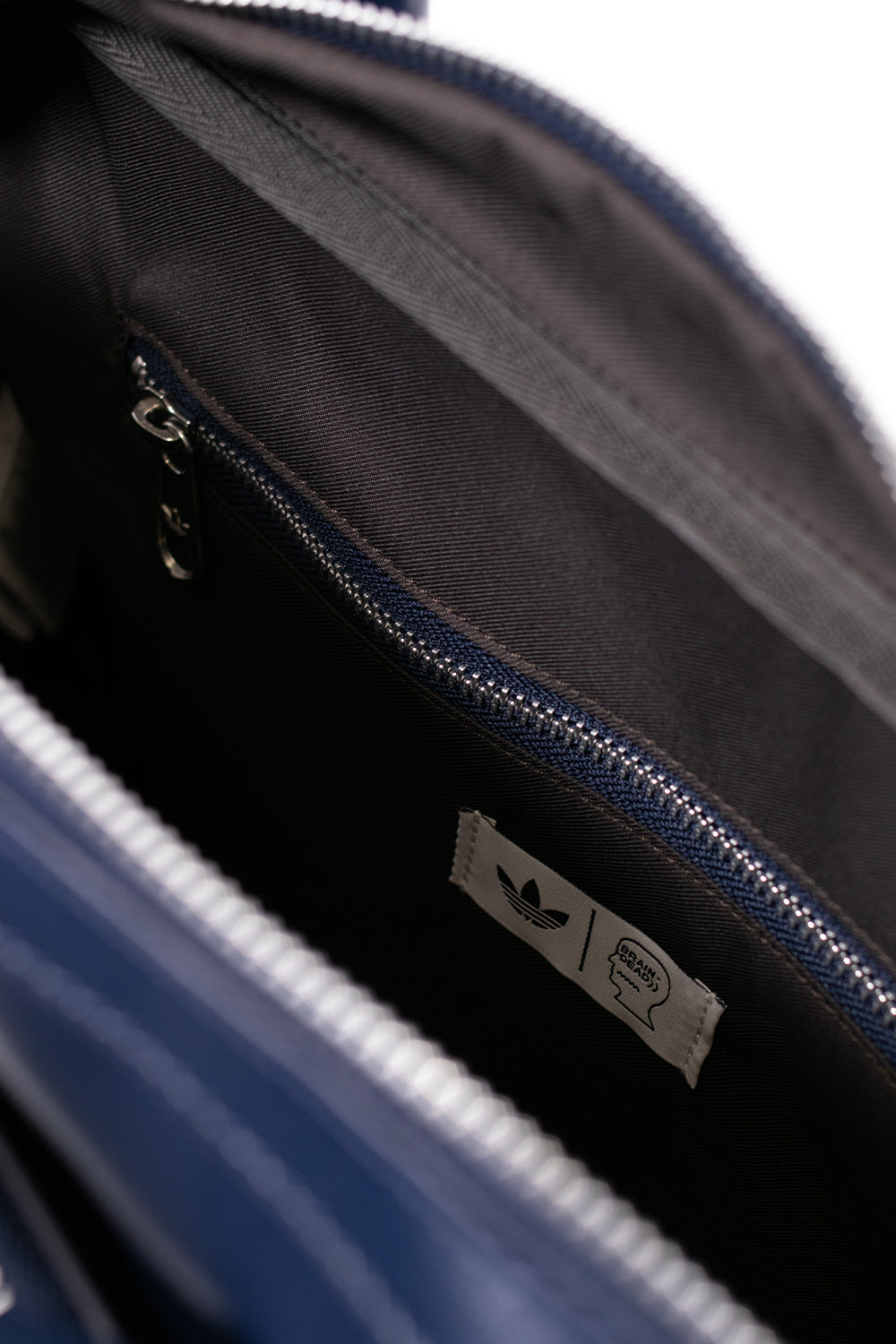 Hochwertige Adidas x Brain Dead Airliner Bag JN2411 – funktional, auffällig und perfekt für Alltag und Reisen.