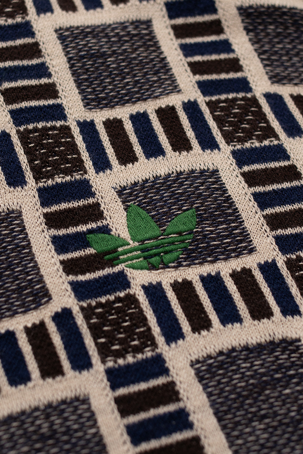 Adidas x Brain Dead Poloshirt Dust Sand – modernes Retro-Design mit geripptem Kragen und einzigartigem Branding.