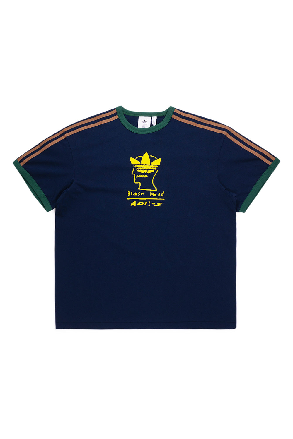 Adidas x Brain Dead T-Shirt JN2412 in Collegiate Navy mit auffälligem Logo-Print und klassischen Schulterstreifen.