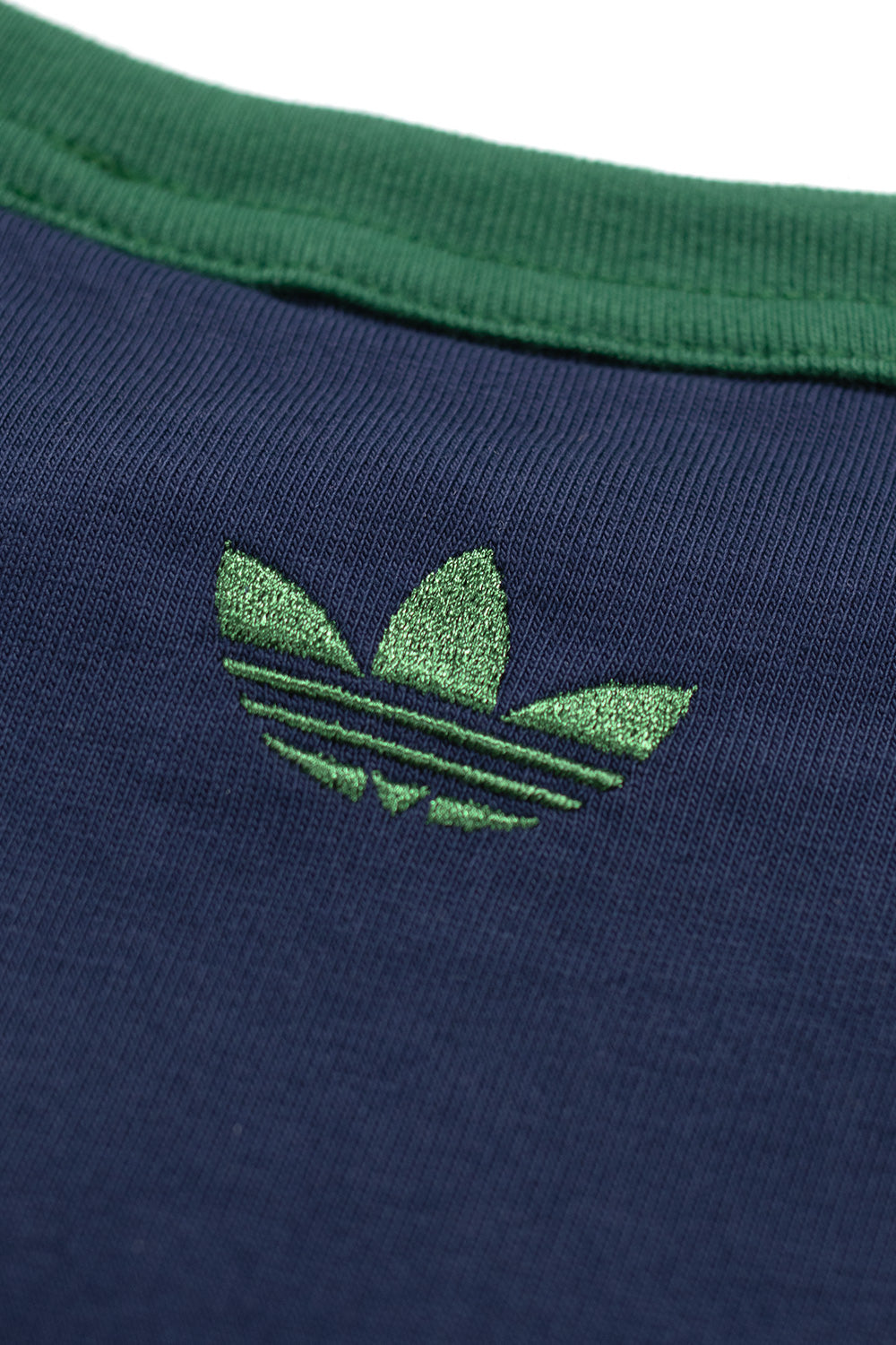 Unisex T-Shirt aus der Adidas x Brain Dead Kollektion – Collegiate Navy, weiche Baumwolle und sportliche Akzente.