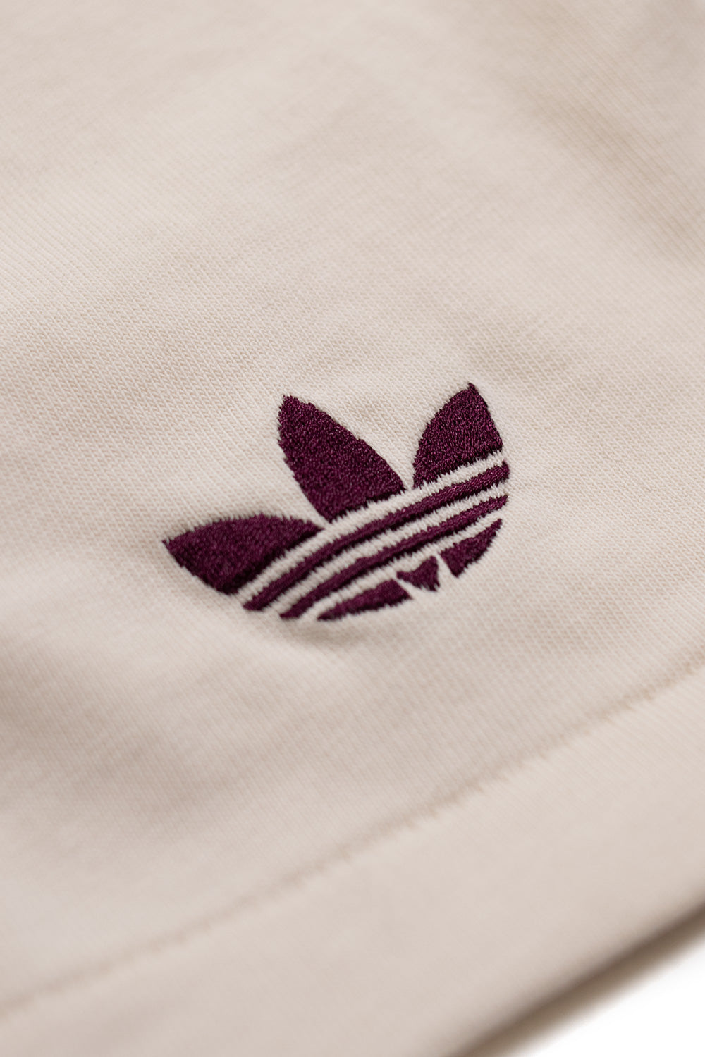 Adidas x Brain Dead Kurzarmshirt mit weichem Baumwollstoff und retro-inspirierter Einzelnähung für authentischen Look.