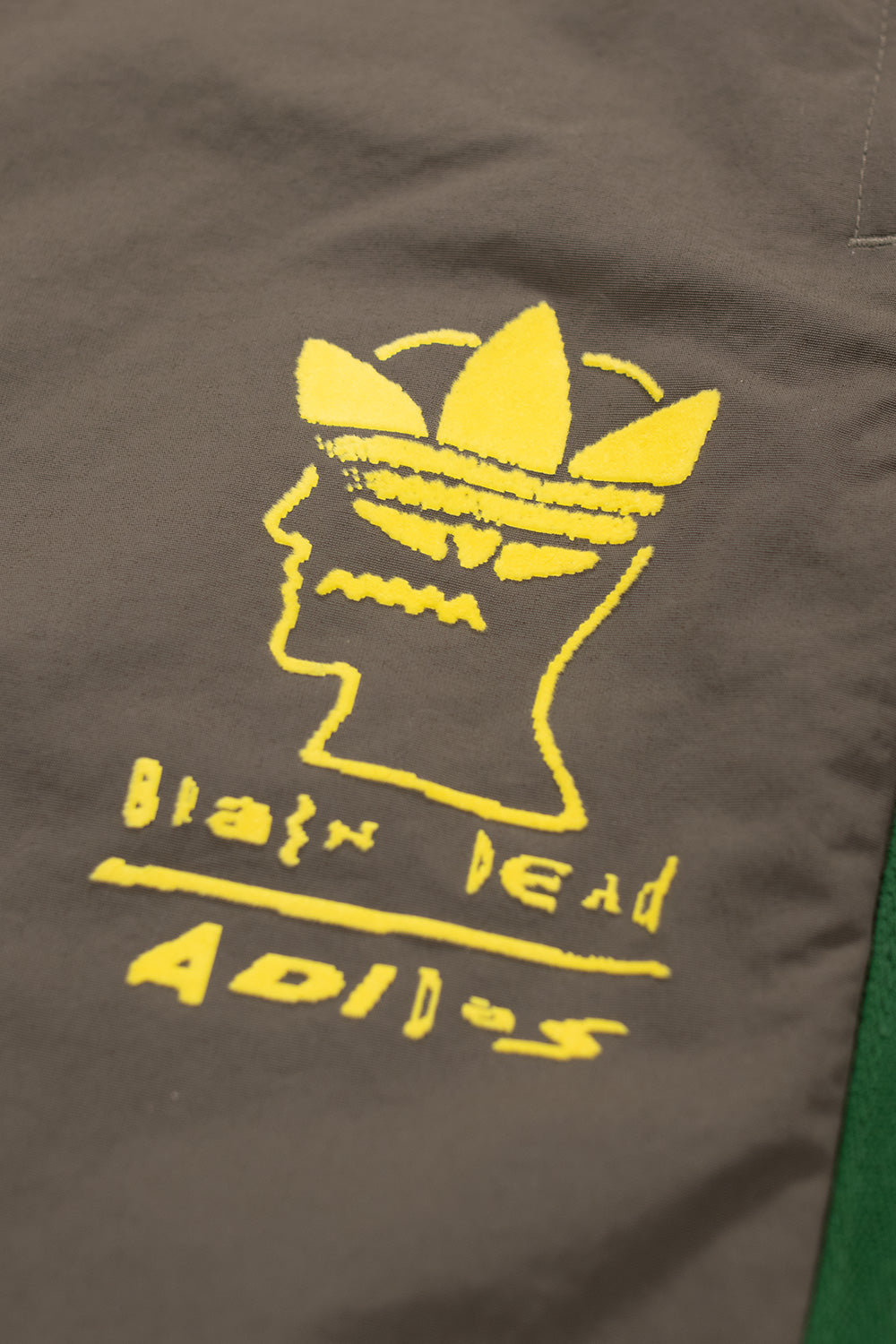 Detailansicht der Adidas x Brain Dead Hose aus Polyamid mit elastischem Bund und Kordelzug für optimalen Sitz.