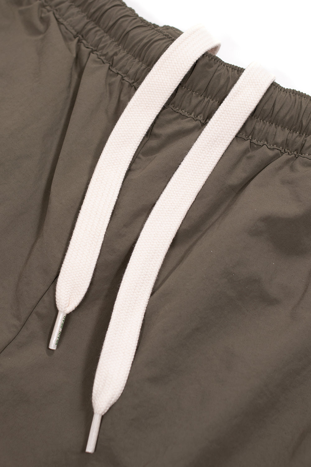 Nahaufnahme des künstlerischen Beinprints der Adidas x Brain Dead Hose – kreatives Detail mit Wiedererkennungswert.