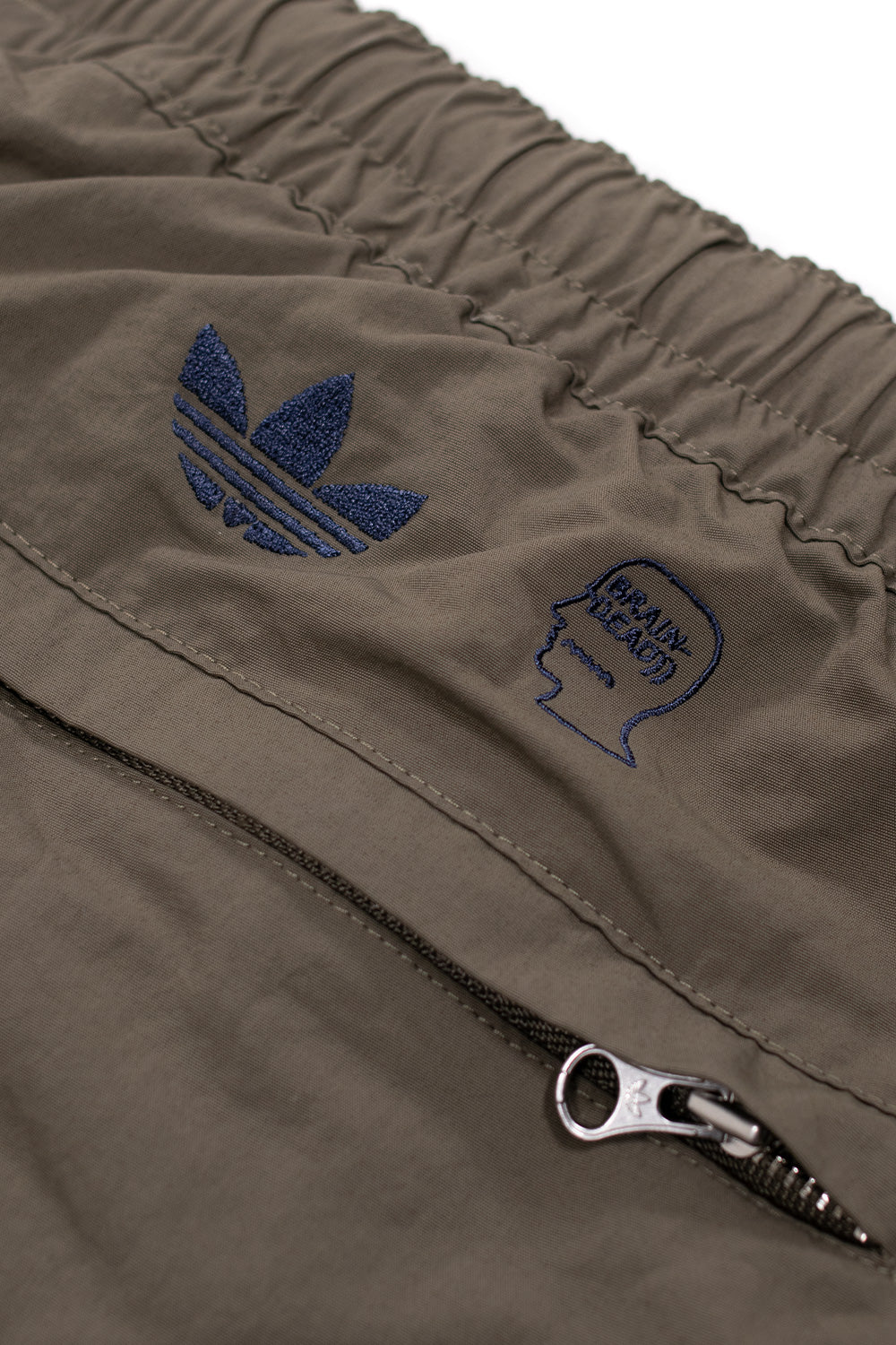 Adidas x Brain Dead Trackpants JN2410 mit modernem Streetwear-Twist – stylische Alltags- und Performancehose.