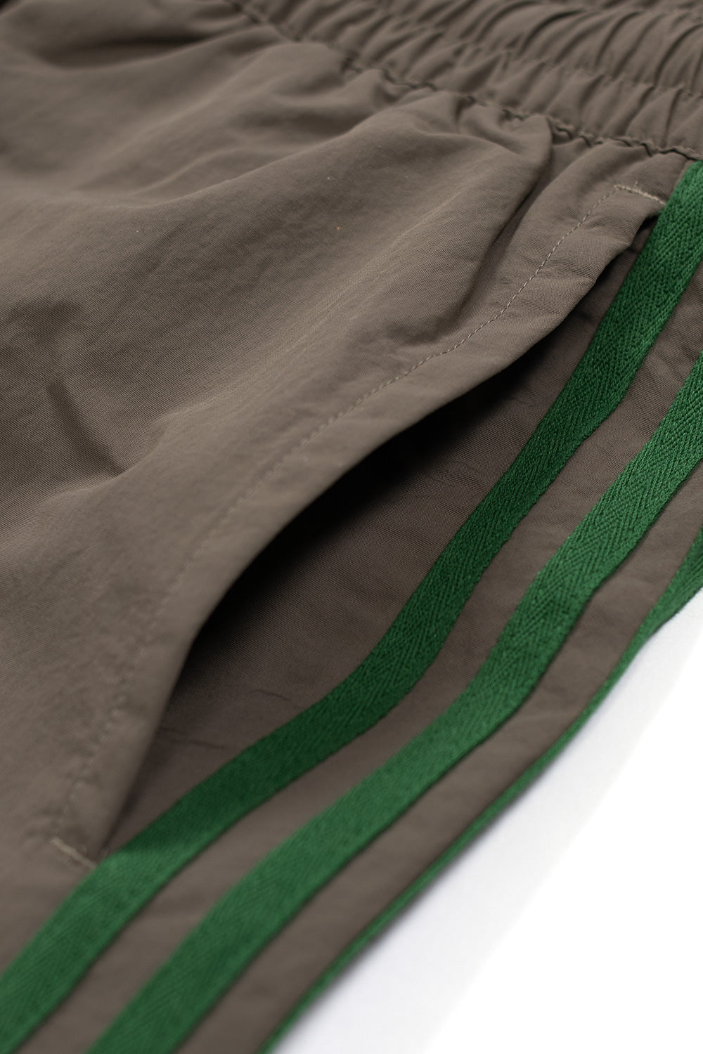 Leichte, atmungsaktive Shorts von Adidas und Brain Dead mit 100% Polyamid-Material und künstlerischem Branding.
