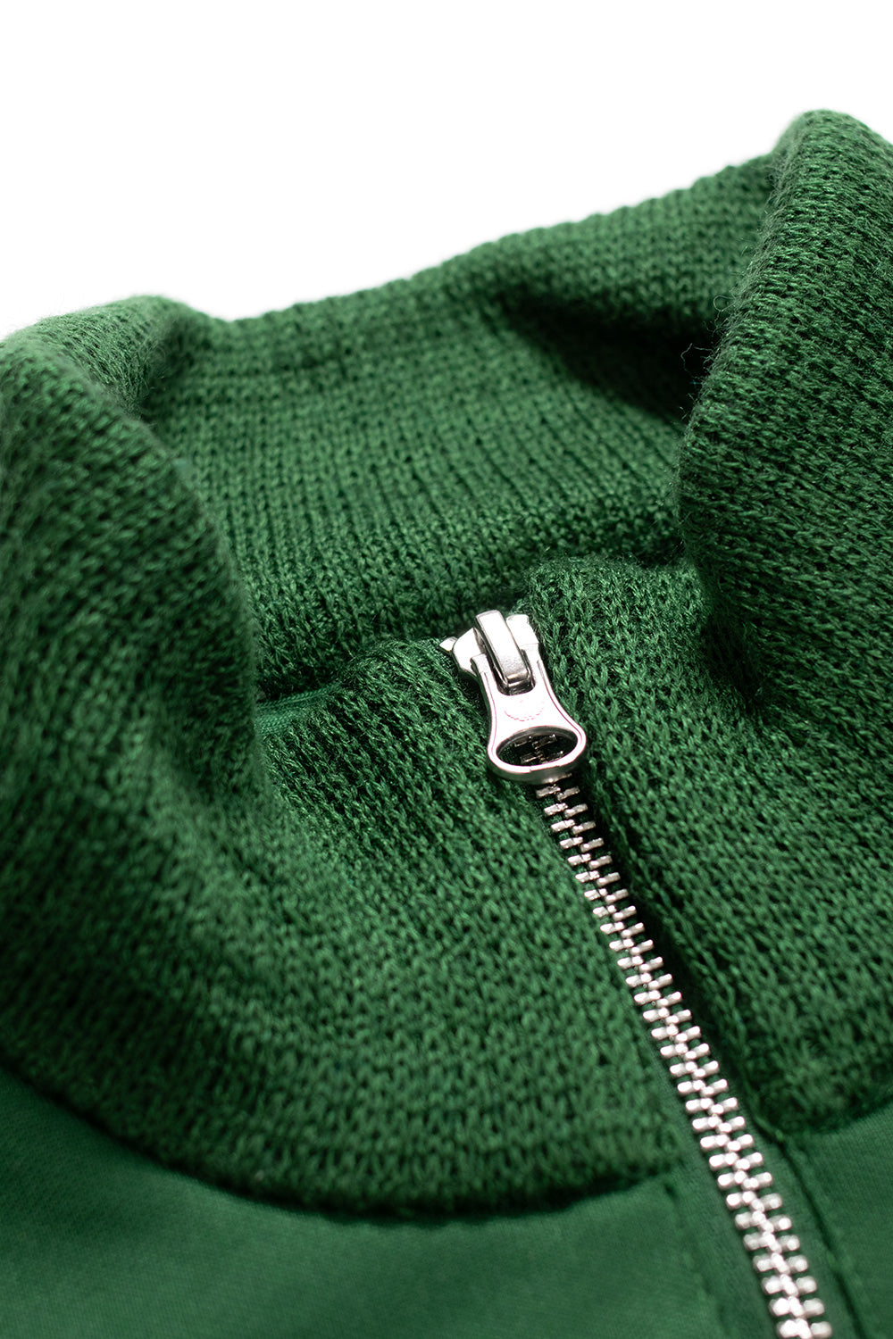 Detailaufnahme: Farbkontraste und 3-Streifen-Design auf den Ärmeln der Adidas x Brain Dead Trackjacke.