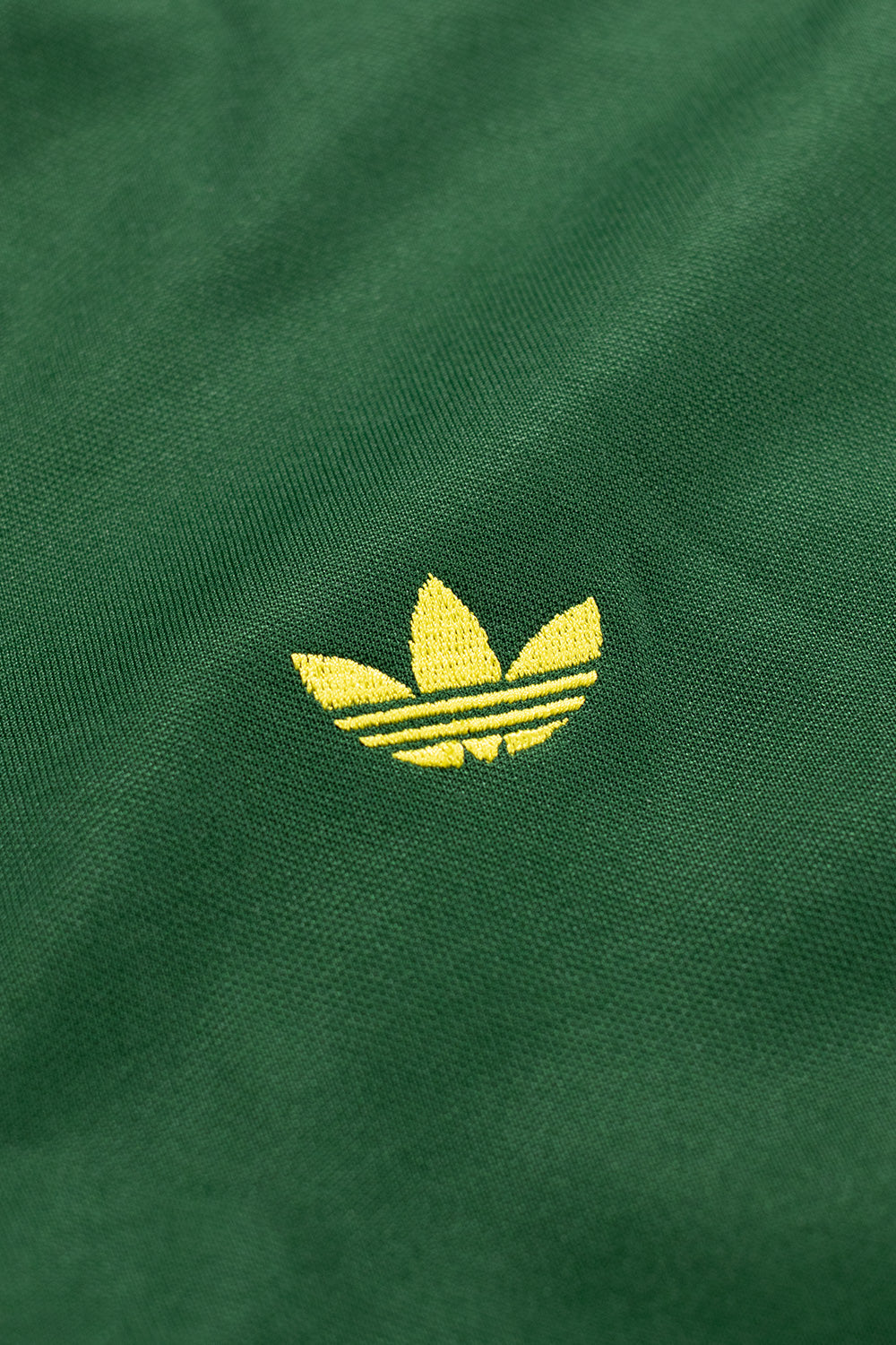 Streetwear trifft Sport – Adidas Track Top in Kooperation mit Brain Dead mit auffälligem Rückenmotiv und Trefoil-Branding.