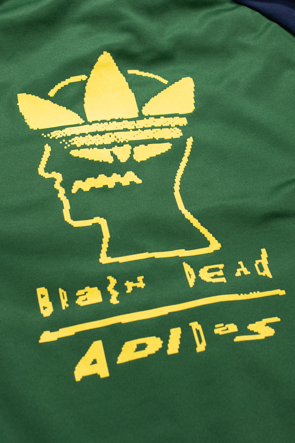 Adidas x Brain Dead Jacke in Amazon Green aus Baumwoll-Polyester-Mix mit recyceltem Anteil – stylisch & nachhaltig.