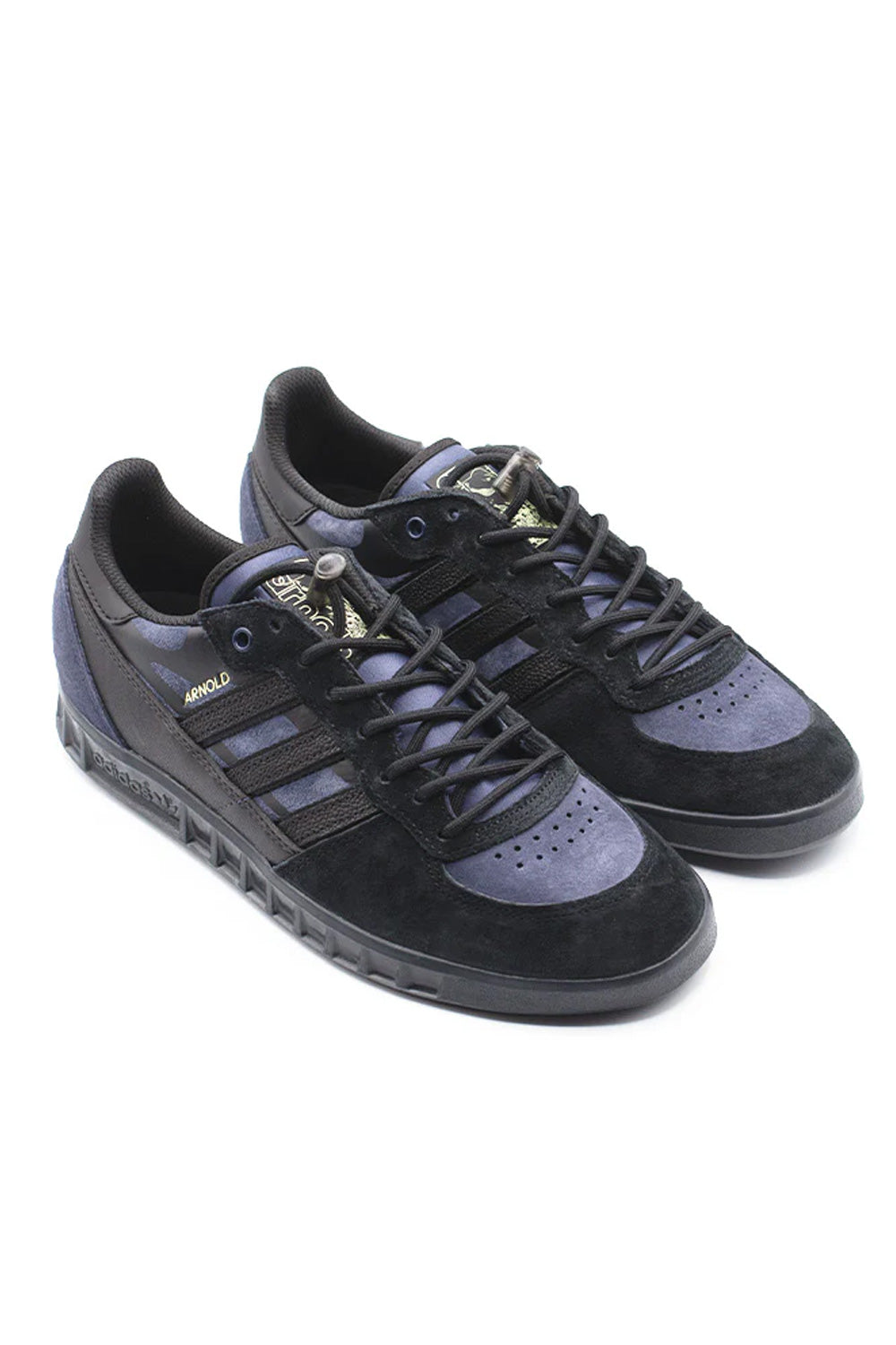 Seitenansicht des adidas Handball Top Mike Arnold – stylischer Retro-Sneaker mit robuster Gummisohle für optimalen Grip auf und neben dem Court