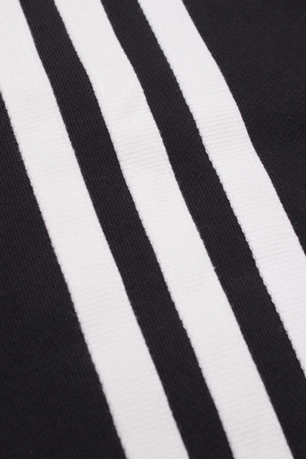 Adidas x Korn Hoodie – Schwarzer Hoodie mit auffälligem Korn-Logo und urbanem Look, ein Muss für Streetwear-Fans und Musikliebhaber