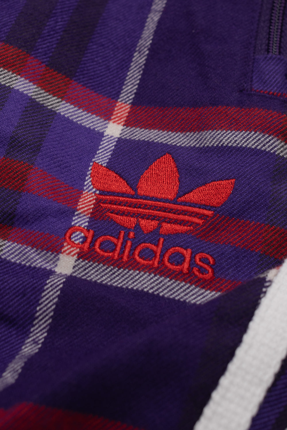 Adidas x Korn Track Pant – Schwarze Jogginghose aus der Adidas Korn-Kollektion mit lässigem Fit und markantem Logo für ein cooles Outfit