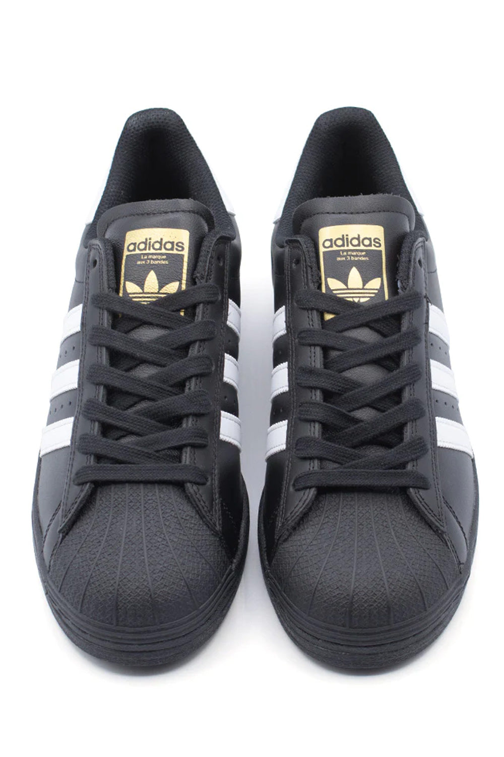 Vorderansicht des adidas Superstar ADV Core Black – ikonischer Sneaker mit verstärkter Zehenkappe und gepolsterter Zunge für hohen Tragekomfort