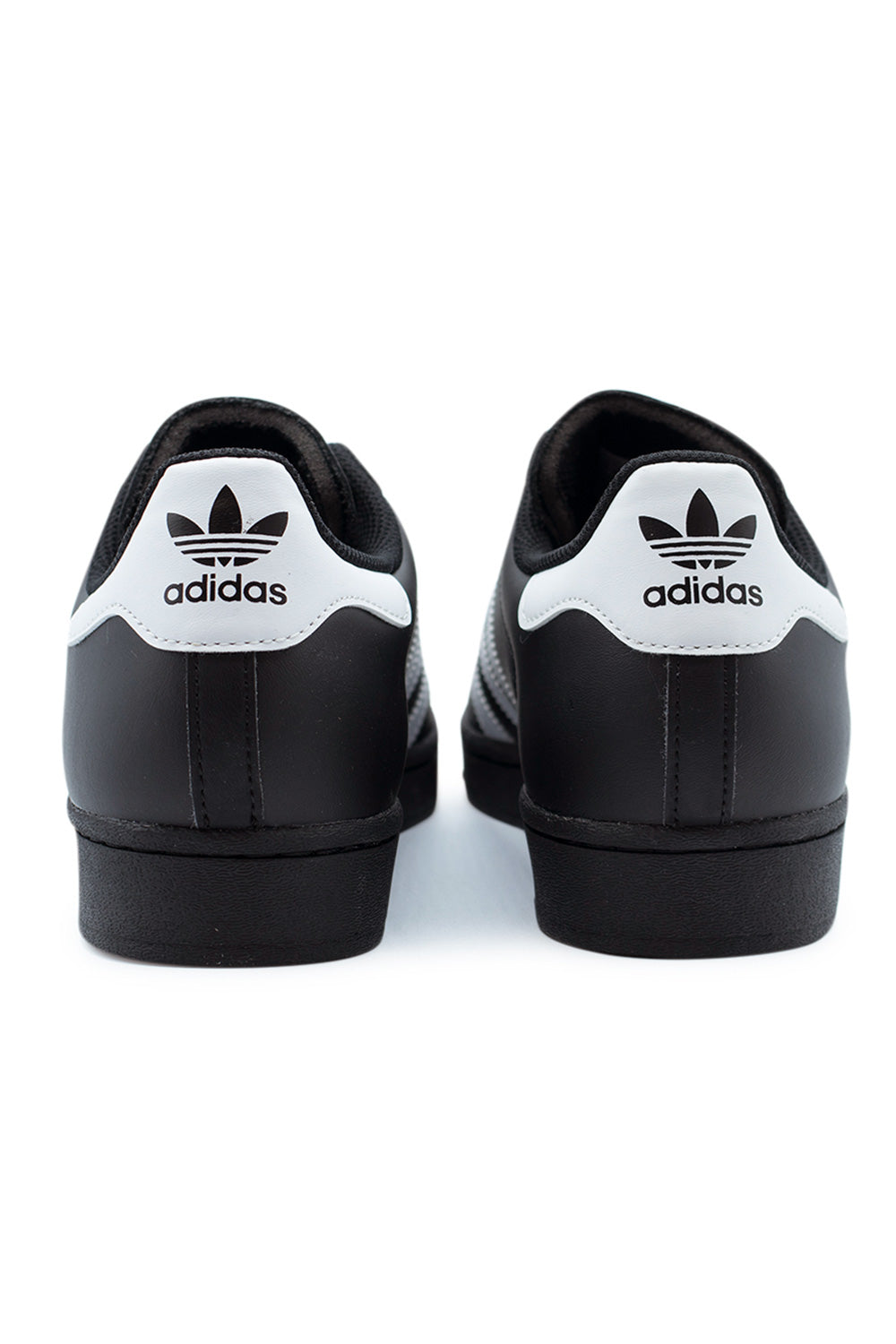 Detailaufnahme der adidas Superstar ADV Schuhe – hochwertiges Leder mit geprägtem Logo und klassischem Skateschuh-Design