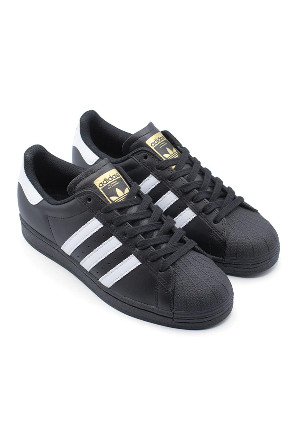 Seitenansicht des adidas Superstar ADV Black White – schwarzer Low-Top-Sneaker mit weißen 3-Streifen und strapazierfähiger Gummisohle