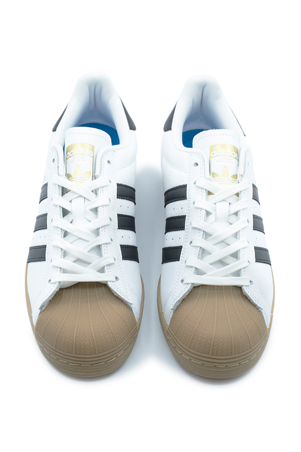 Nahaufnahme des adidas Superstar ADV Cloud White – hochwertiges Glattleder mit ikonischem schwarzen adidas-Branding und verstärkter Zehenkappe