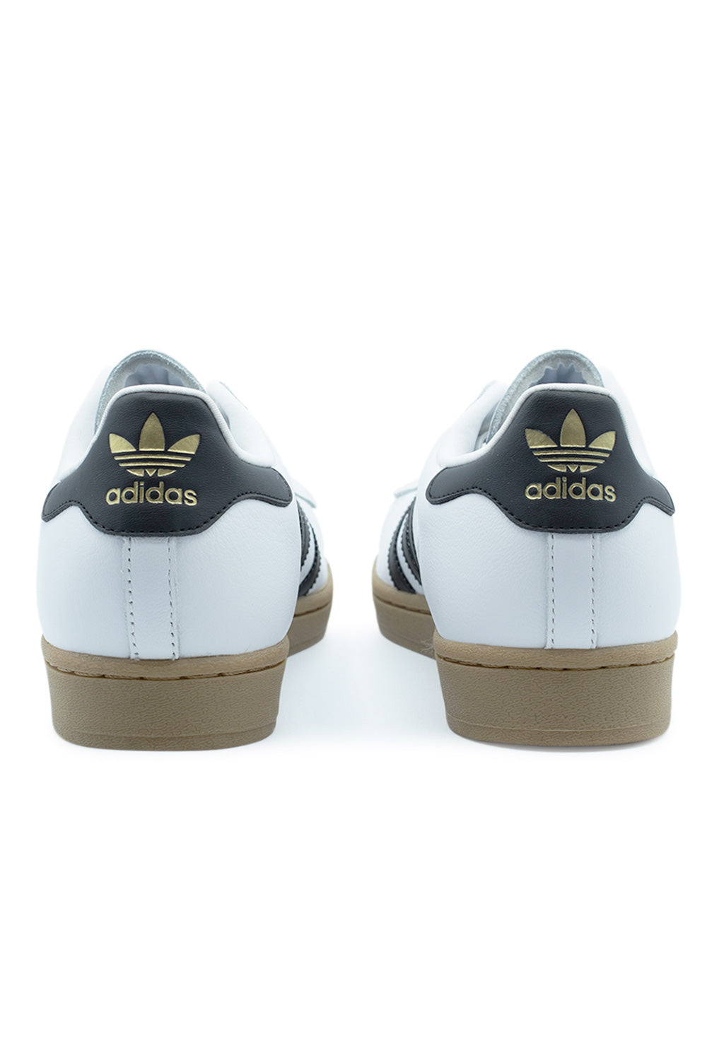adidas Superstar ADV Core Black – Rückansicht mit geprägtem adidas-Logo auf der Ferse, gepolsterter Einstieg und stabiler Sitz für maximalen Komfort