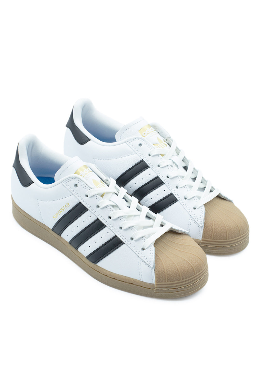 Seitliche Ansicht des adidas Superstar ADV – weißer Skate-Sneaker mit robuster Gummisohle in Gum-Farbe für optimalen Grip und Retro-Look