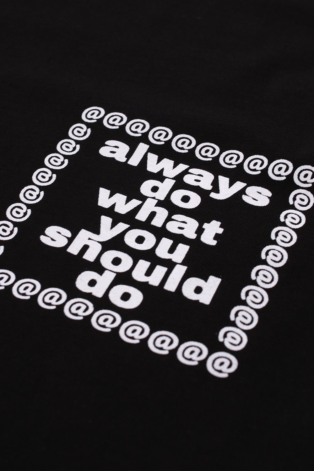 "Always Up Star Tee – Schwarzes Unisex-T-Shirt mit modernem Sternenmotiv und klassischem Rundhalsausschnitt"