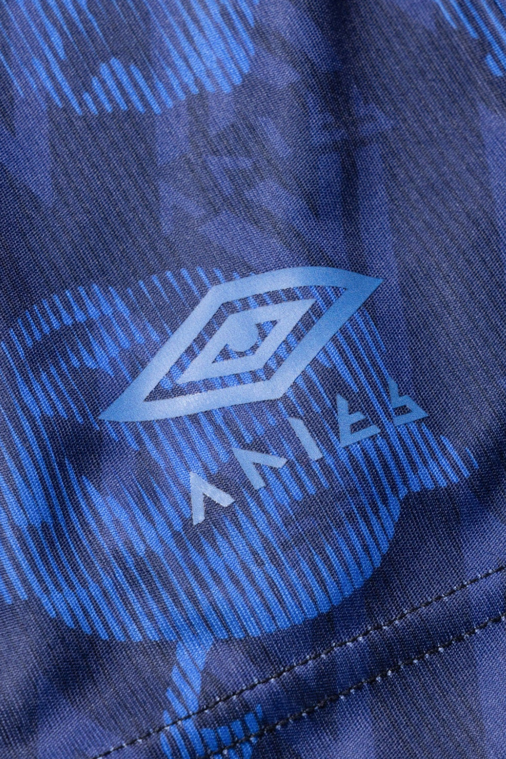 "Aries x Umbro Roses Football Shorts Blue – Fußball-Shorts in Blau mit auffälligem Rosendesign für ein stylisches Statement"