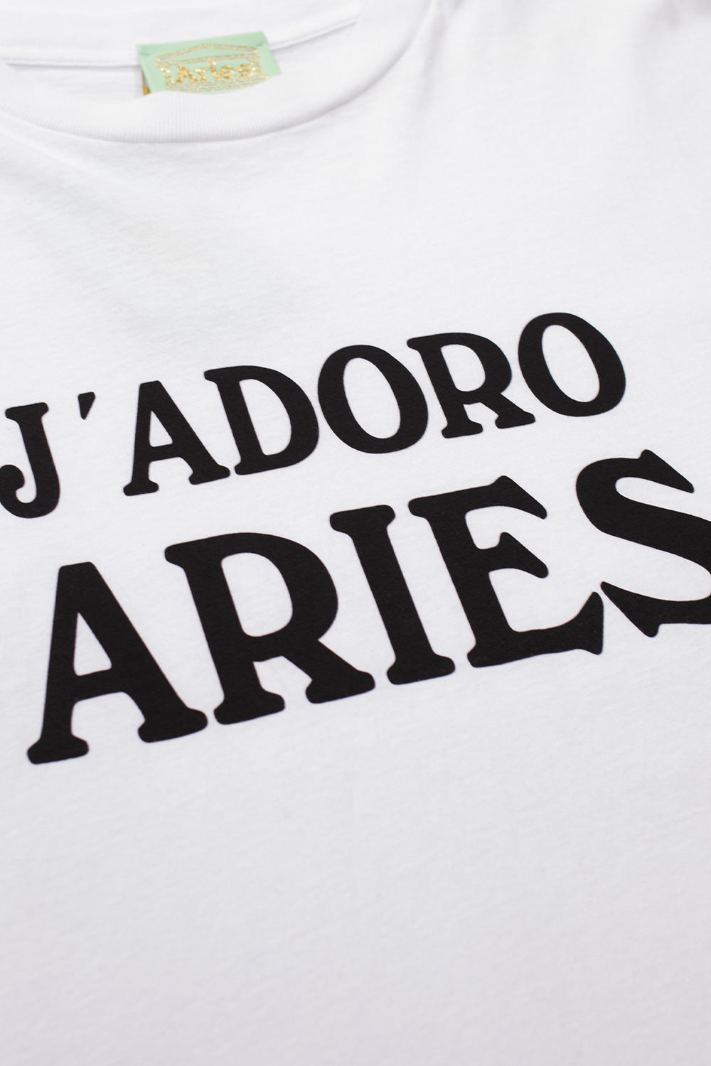 "Detailansicht des weißen Aries Adoro T-Shirts – hochwertiger Print auf weicher Baumwolle"