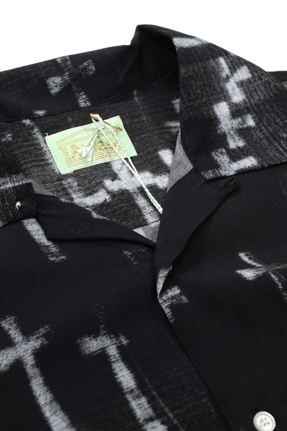 "Aries Graveyard Hawaiian Shirt Black – Schwarzes Hawaiian-Shirt mit düsterem Graveyard-Design für trendige Sommer-Outfits"