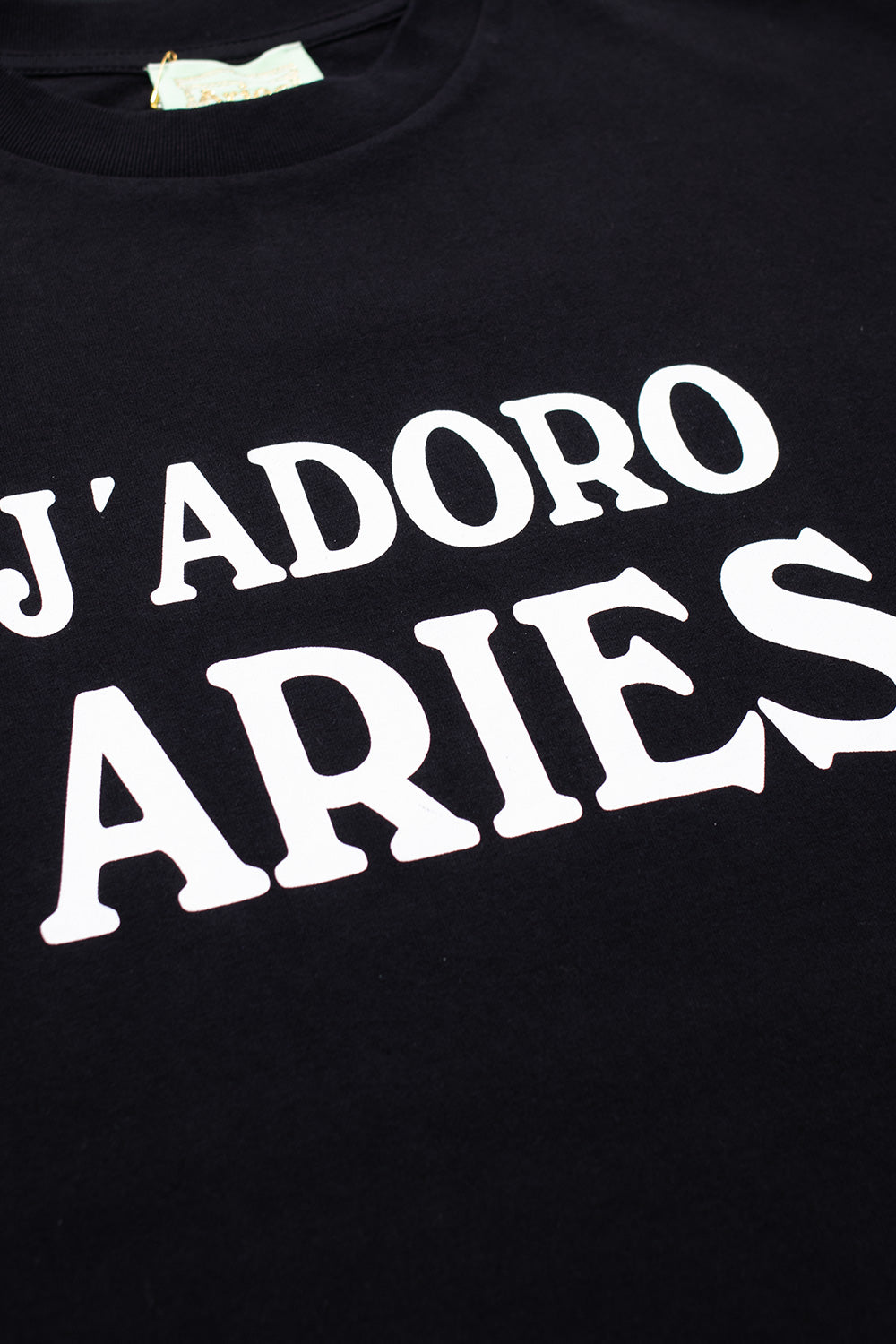 "Detailansicht des schwarzen Aries Jadoro T-Shirts – hochwertiger Druck auf weicher Baumwolle"