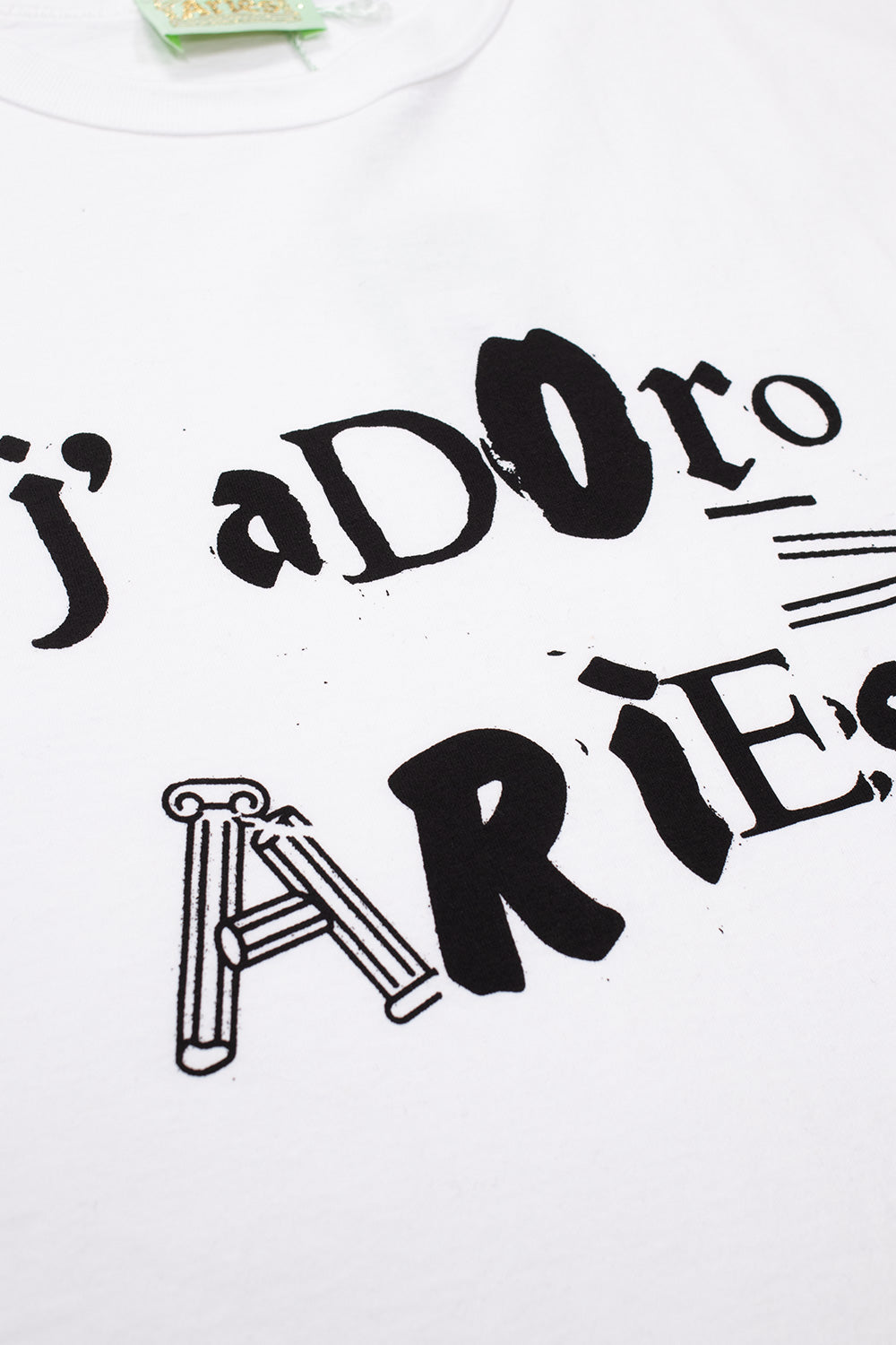 "Detailansicht des Aries J'Adoro T-Shirts – hochwertiger Print auf weicher Baumwolle in Weiß"
