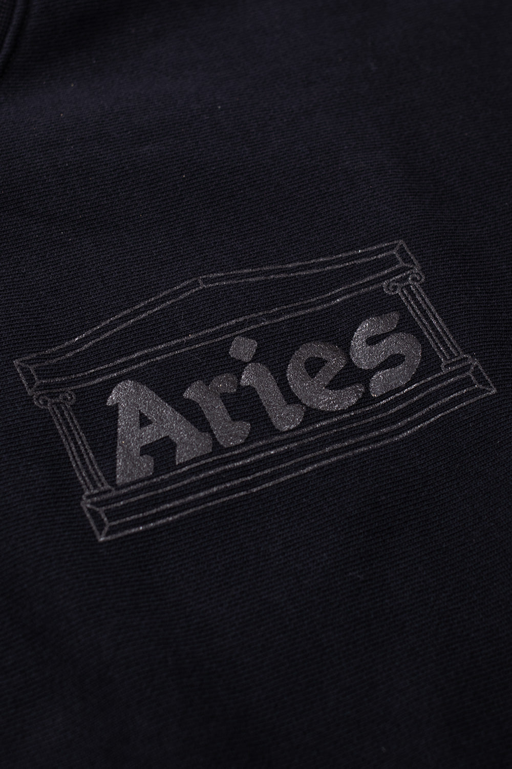 "Aries Temple Sweatshirt Premium – Hochwertiges Material und dezentes Branding für zeitlosen Look"