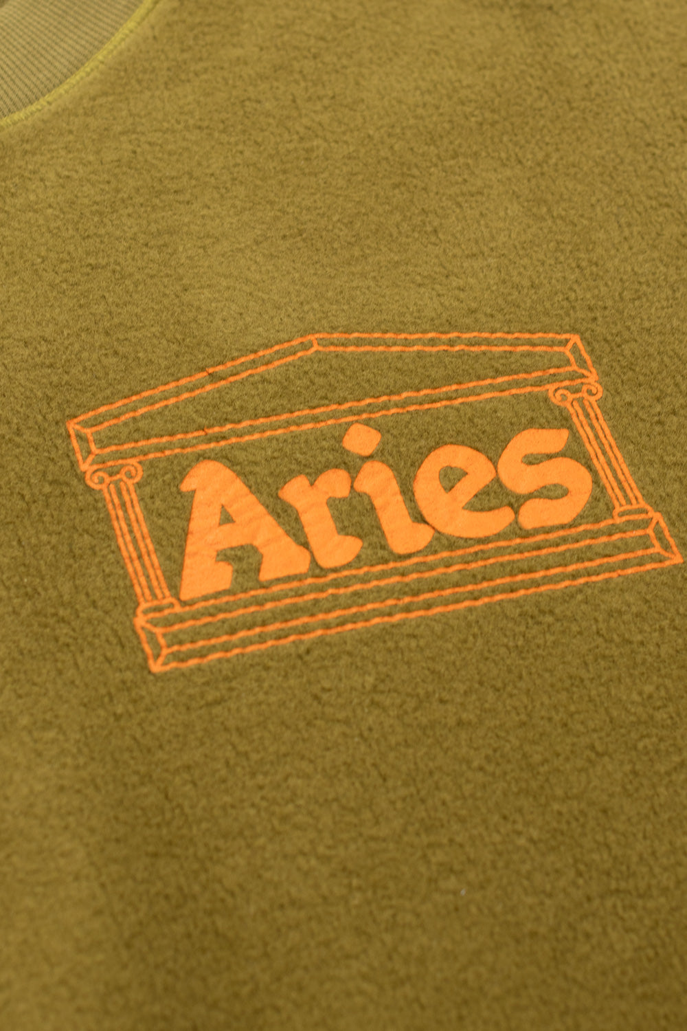 "Aries Reverse Fleece Sweatshirt in Olivgrün – Perfekt für Streetwear-Looks mit funktionalem Design"