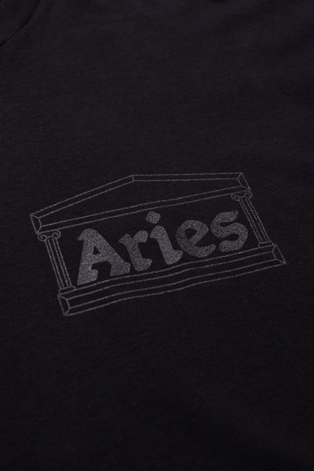 "Aries Temple Graphic Tee – Minimalistisches, schwarzes Herren-T-Shirt mit hochwertigem Print"