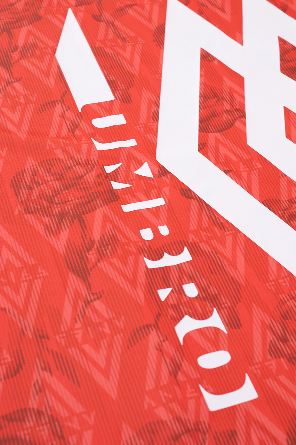 "Rotes Aries x Umbro Jersey – Modernes Fußballtrikot mit Blumenmuster und Aries-Logo"