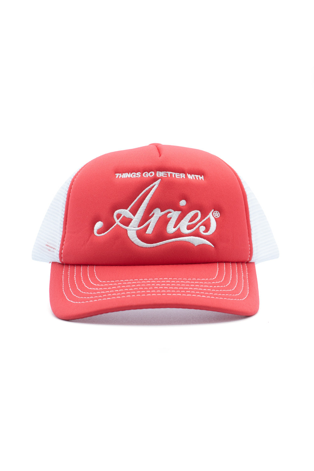 Aries Cola Trucker Cap in Rot mit weißem Frontpanel und auffälligem Logo – klassisches Streetwear-Design.