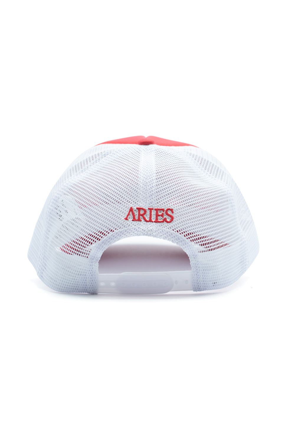 Stylische Aries Trucker Cap in leuchtendem Rot mit Mesh-Einsatz und markantem Branding.