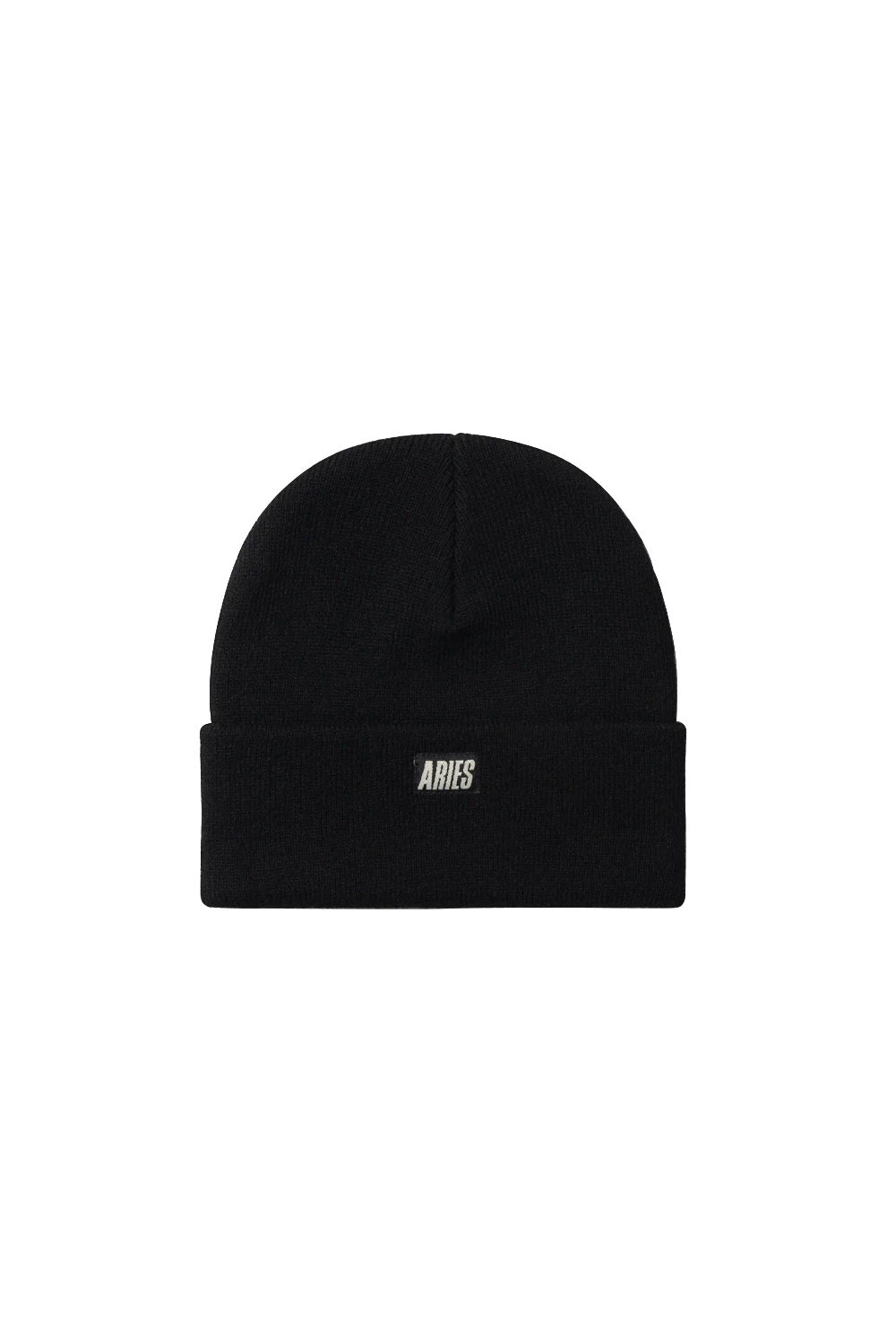 "Detailansicht der Aries Column A Beanie – hochwertiges Sticklogo auf schwarzem Strick"