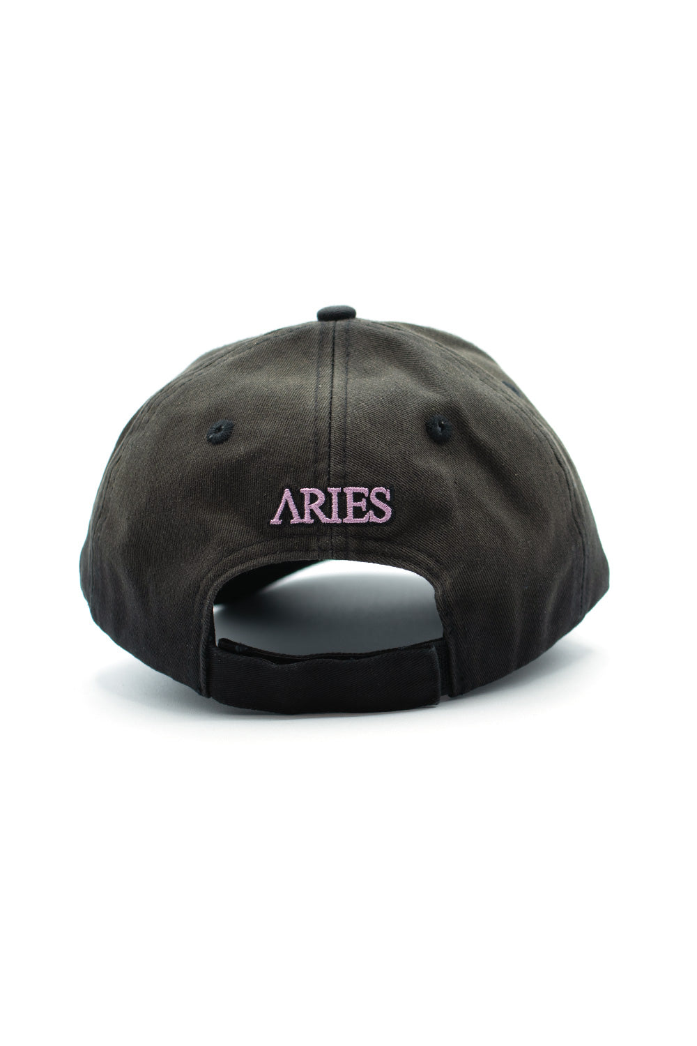 Stylische schwarze Aries Generation Cap mit exklusivem Design für modebewusste Träger.