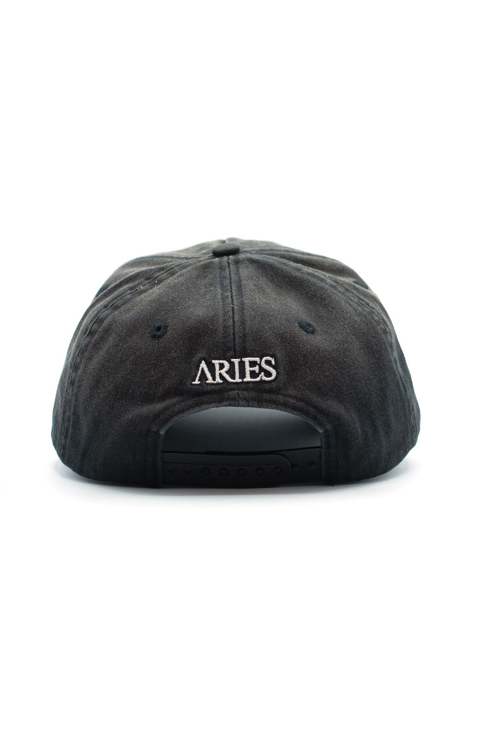 Schwarze Aries Peace Cap aus hochwertiger Baumwolle mit auffälligem Peace-Motiv für einen urbanen Look.
