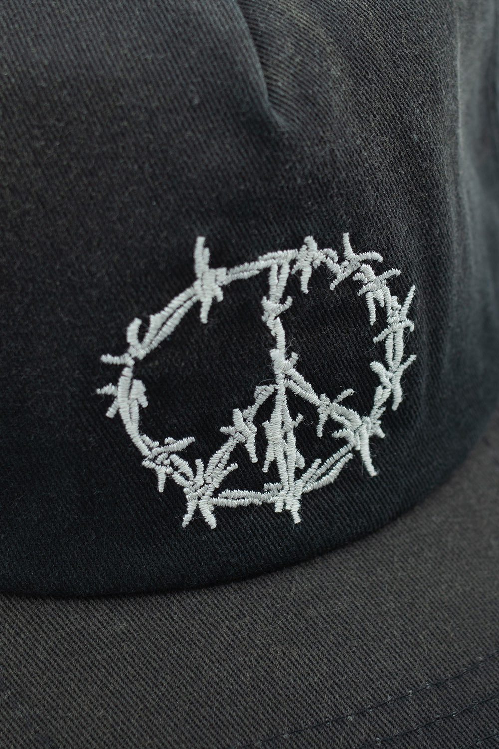 Minimalistische Aries Cap in Schwarz mit ikonischem Peace-Logo – perfektes Accessoire für Streetwear-Fans.