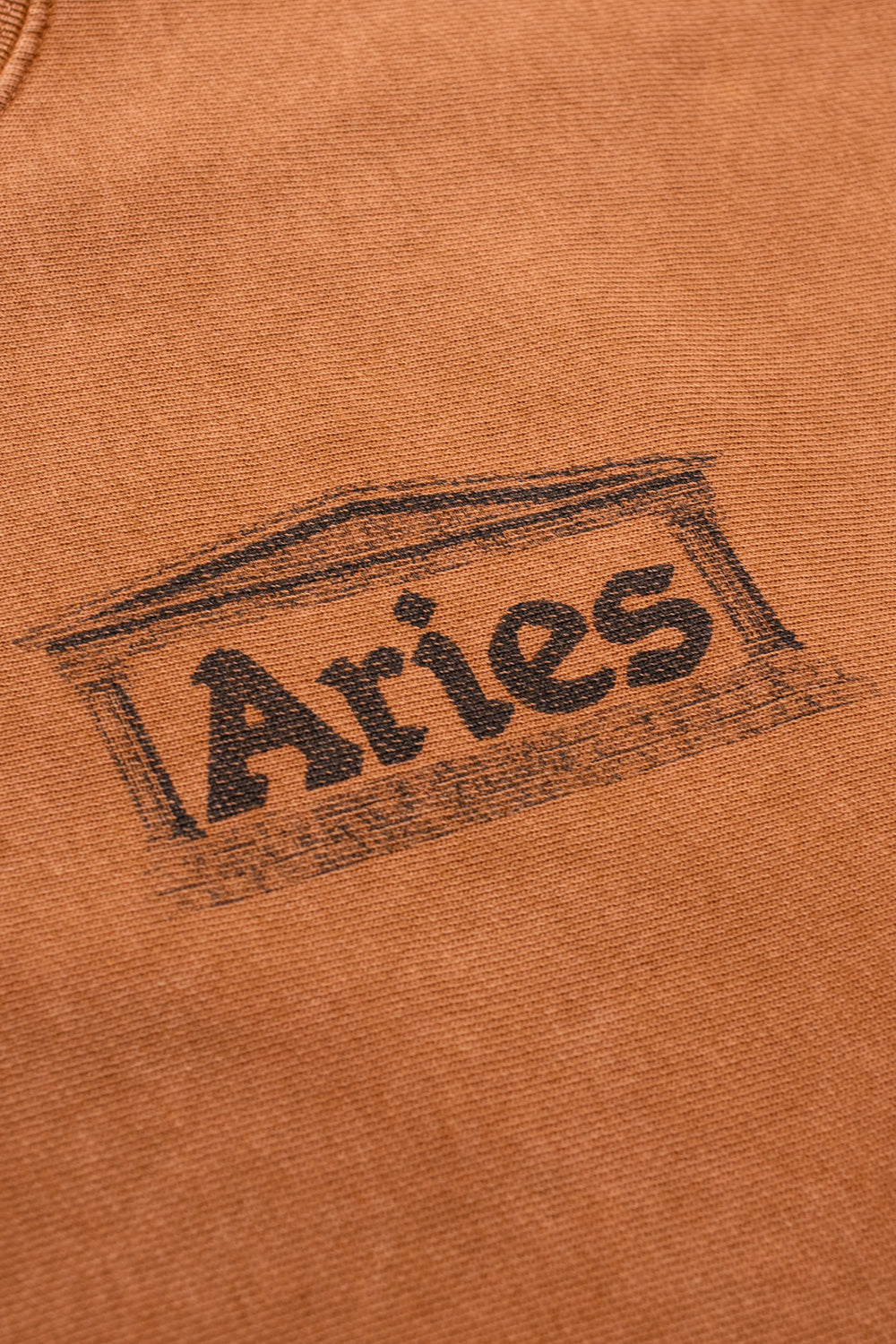 Aries Premium Aged Temple Sweatshirt Caramel – Caramelfarbenes Sweatshirt von Aries mit vintage-inspiriertem Aged-Look, ideal für trendige Outfits.
