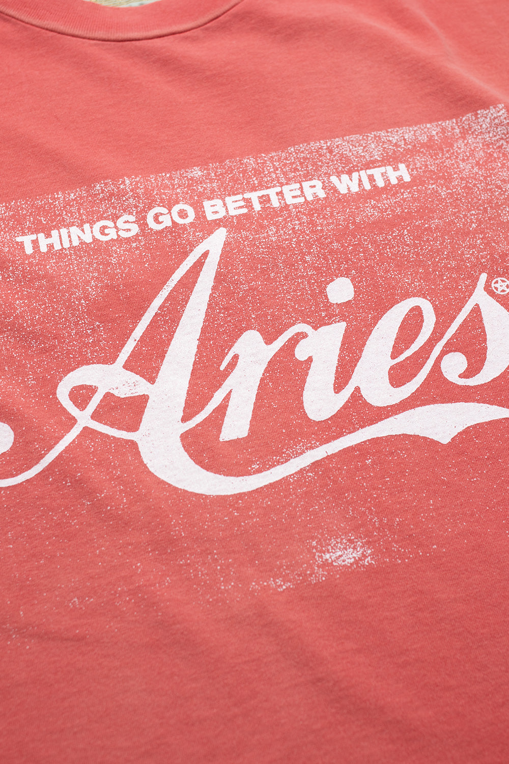 Aries Sunbleached Cola Tee – Rotes T-Shirt aus 100 % Baumwolle mit einzigartigem Bleach-Effekt und modernem Oversized-Schnitt für einen lässigen Streetwear-Look.