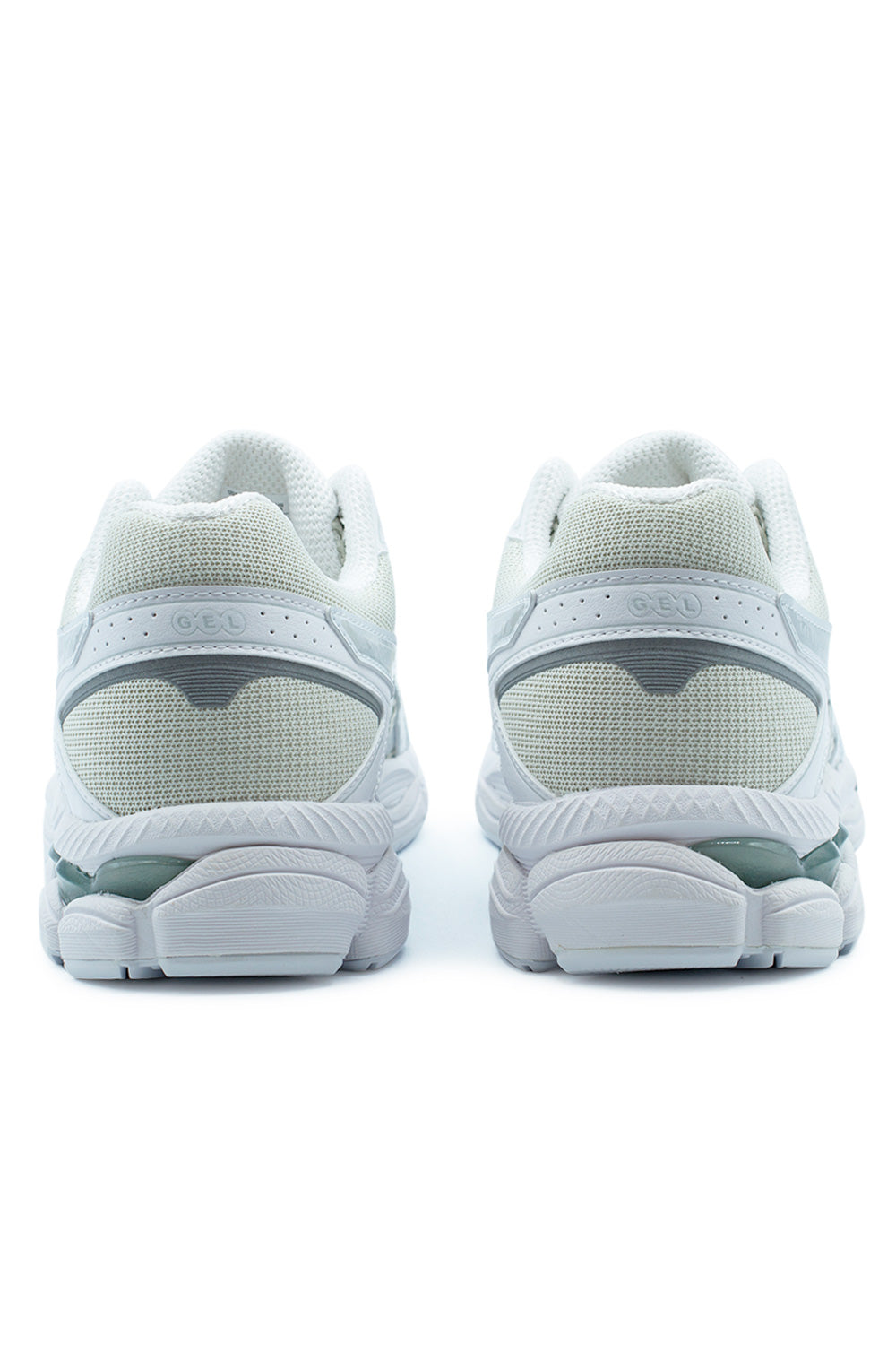 Rear heel view of the Asics GEL-Cumulus 16 shoes, showcasing the white heel counter with embossed GEL branding and the visible green tech cushioning pods.