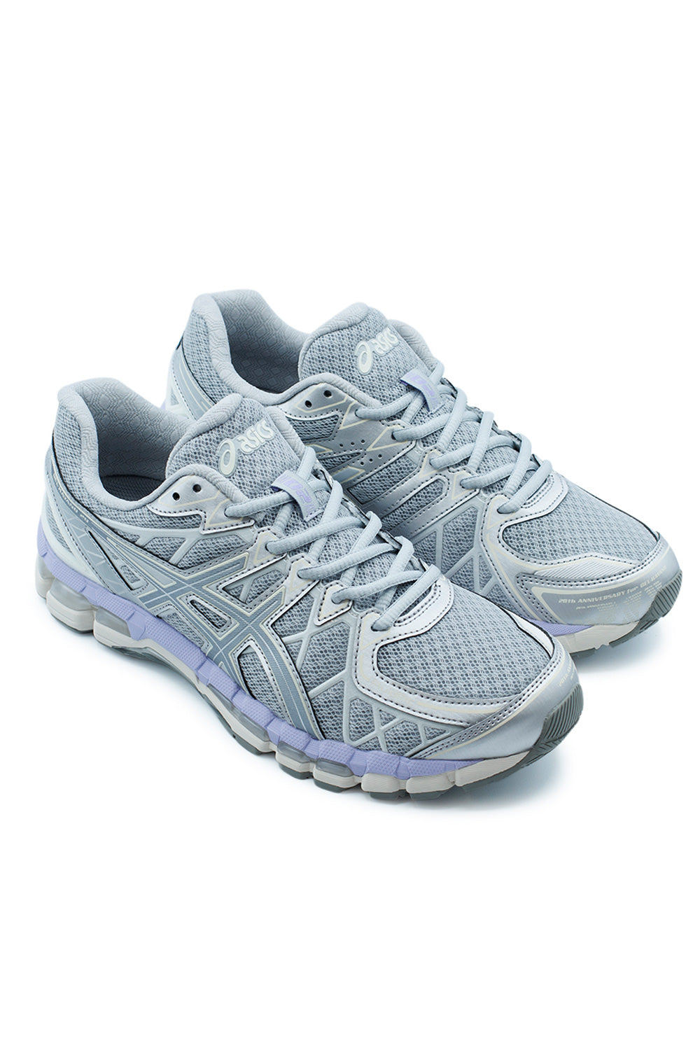 Three-quarter angle of the ASICS Gel-Kayano 20 showcasing FluidFit engineering, layered synthetic support elements and premium cushioning performance
