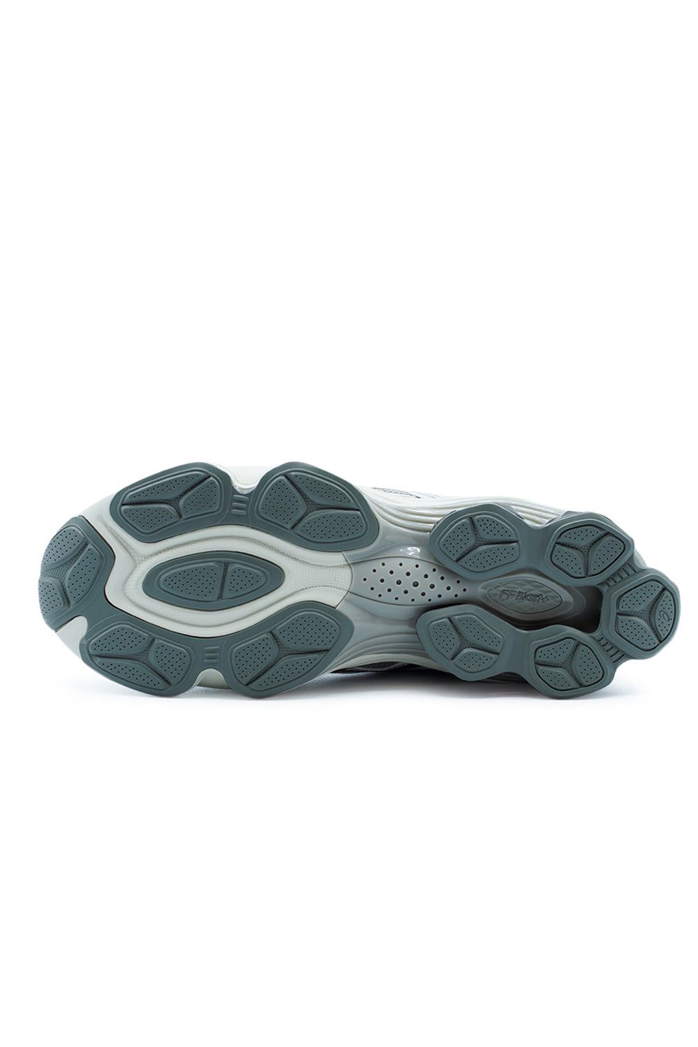 Sohle des Asics GEL-Kinetic Fluent zeigt robuste Traktion und sportlichen Grip für den Alltag