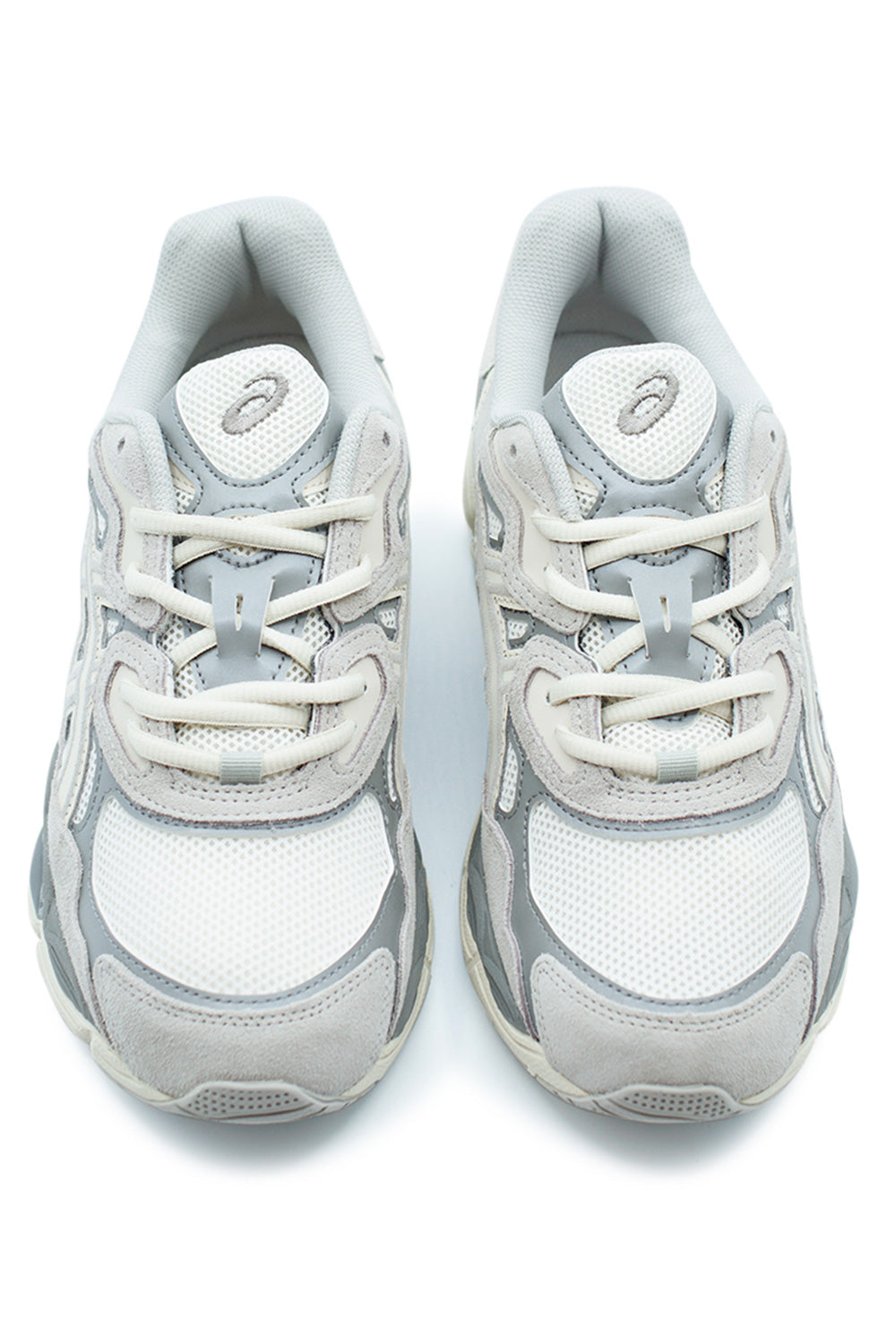 Eleganter Asics Gel-NYC Schuh – Beiger Sneaker mit großen Mesh-Öffnungen für optimale Luftzirkulation und angenehmes Tragegefühl im Alltag.