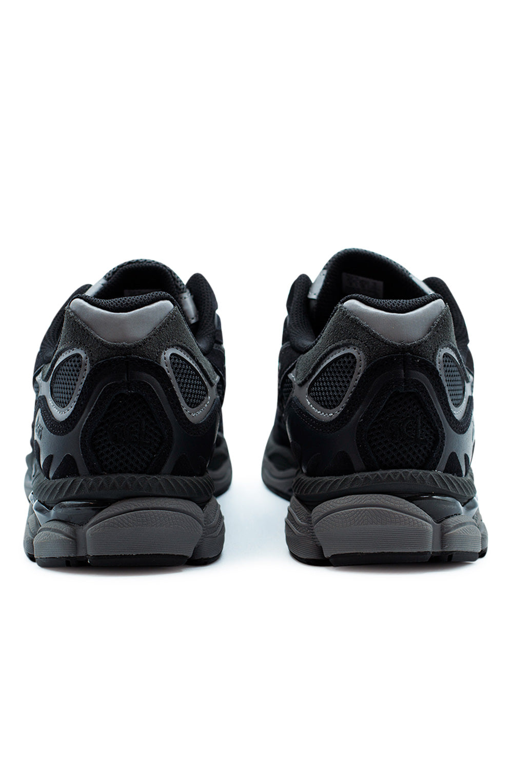 Asics GEL-NYC in Grau und Schwarz – Vielschichtiger Materialmix aus Wildleder, Leder und Mesh für optimalen Komfort und Style.