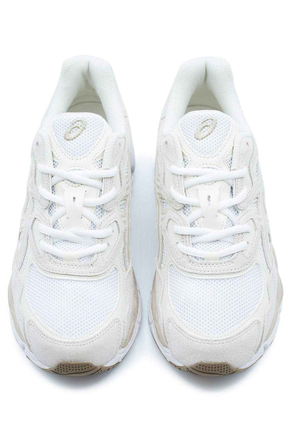 Vorderansicht des Asics GEL-NYC mit technischem Mesh, Wildleder-Details und Retro-Laufästhetik