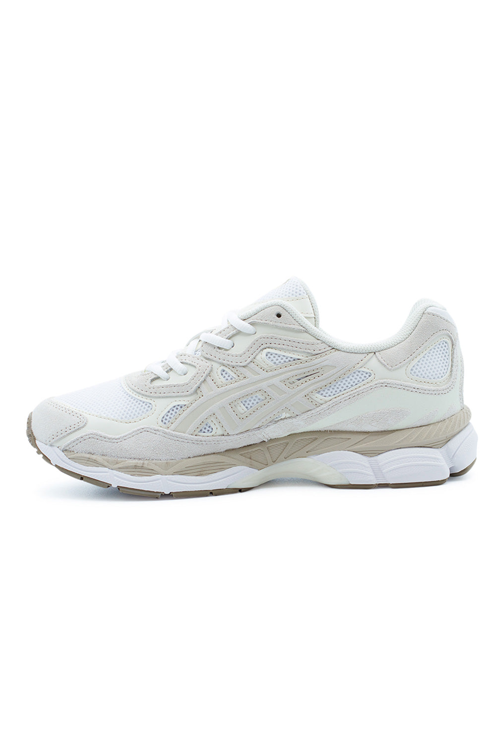 Seitenansicht des Asics GEL-NYC Schuhs mit GEL-NIMBUS 3 inspiriertem Look und strukturellem Overlay