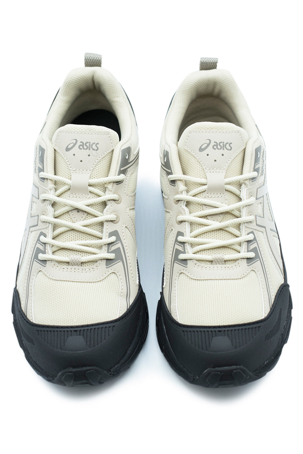 Detailansicht des Asics GEL-Venture 6 Shield in Schwarz und Grau mit reflektierenden Akzenten für bessere Sichtbarkeit.