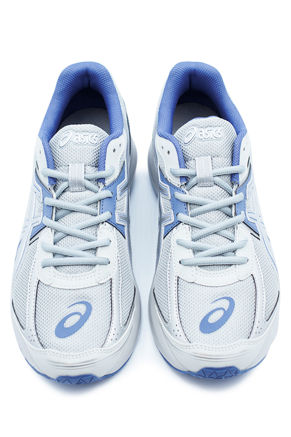 Asics Jog 100S in Grau/Silber mit durchgehender EVA-Zwischensohle für leichten Tragekomfort